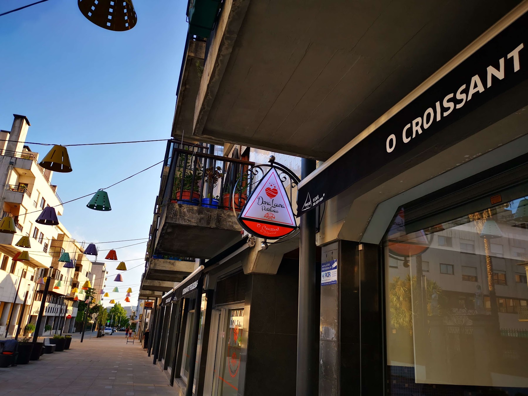 Fachada de O Croissant na rua pedonal de Felgueiras, ao fim da tarde
