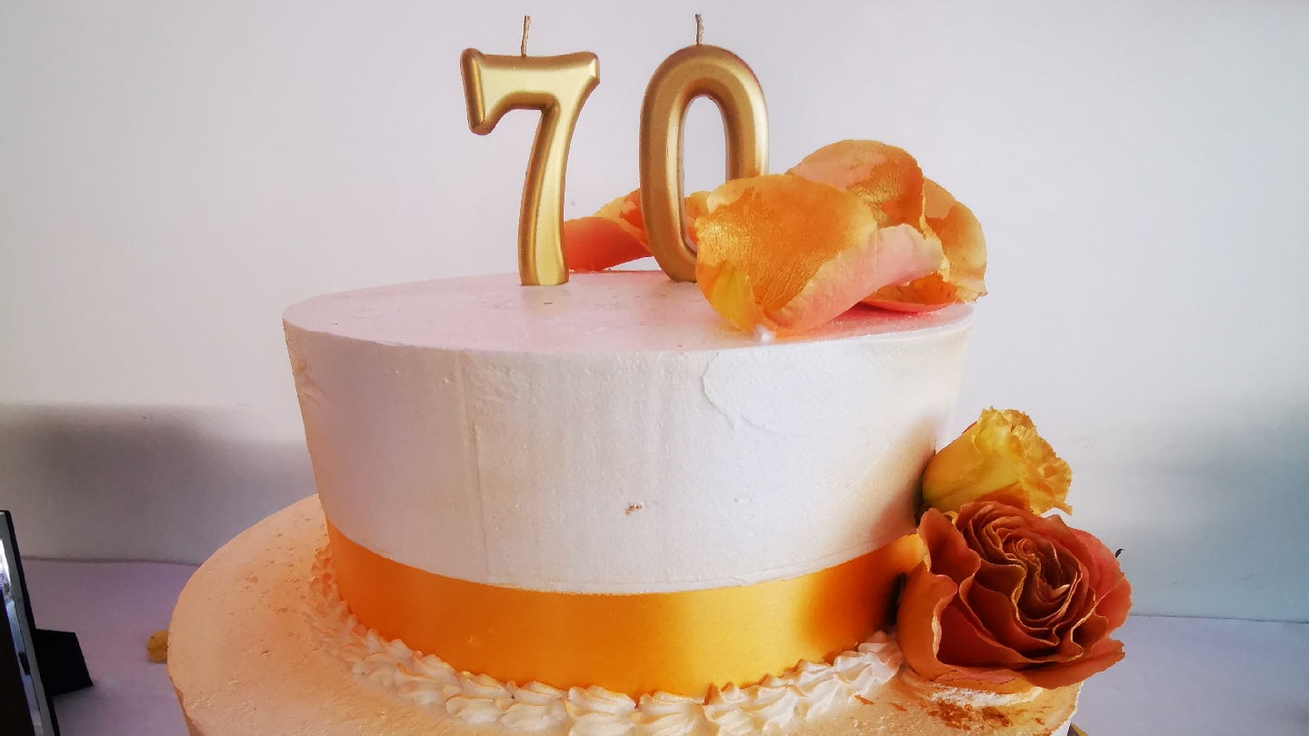 Bolo de aniversário elegante da casa
