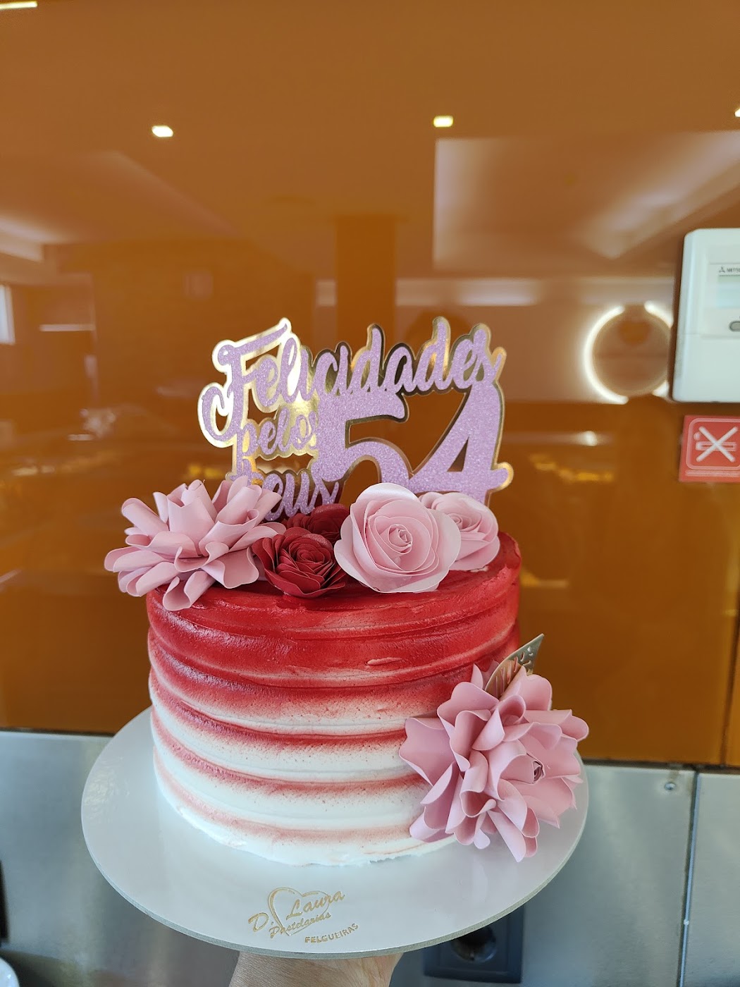 Bolo com acabamento ombré rosa e flores de açúcar