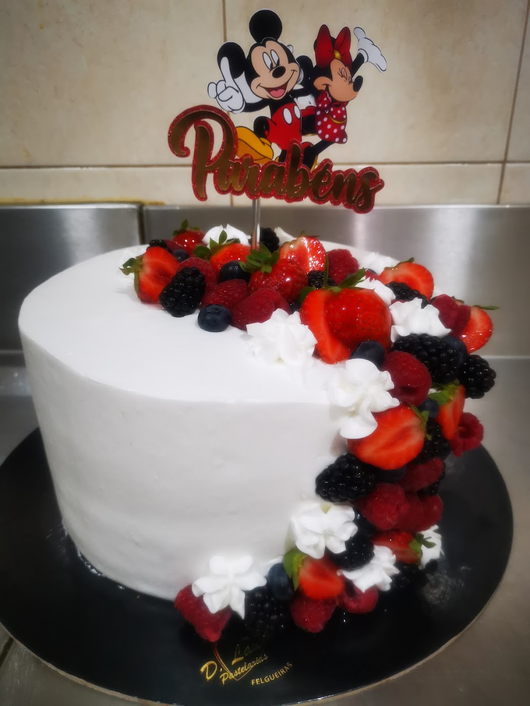 Bolo decorado com frutos vermelhos e chantilly